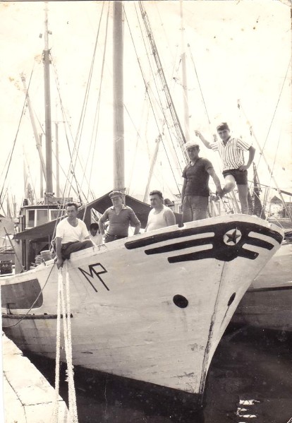 245g-Portogaribaldi 1962 ! a sx seduto a prua con la maglia bianca Luigi Cavalieri. Ultimo anno imbarcato sulla MARIA PILATI, segue.....jpg