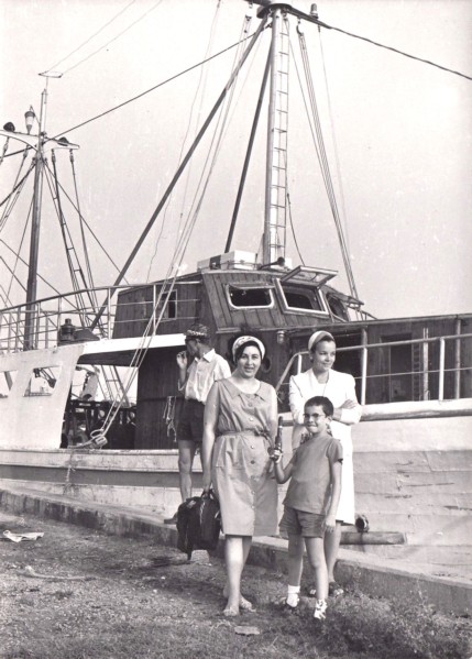 245m-Porto Garibaldi - Peschereccio nel porto canale, anno 1965.jpg