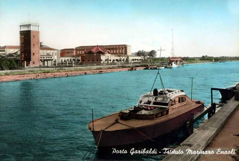 248a-Anni '60 Porto Garibaldi (FE, in primo piano lo yatch del preside della scuola di allora..jpg