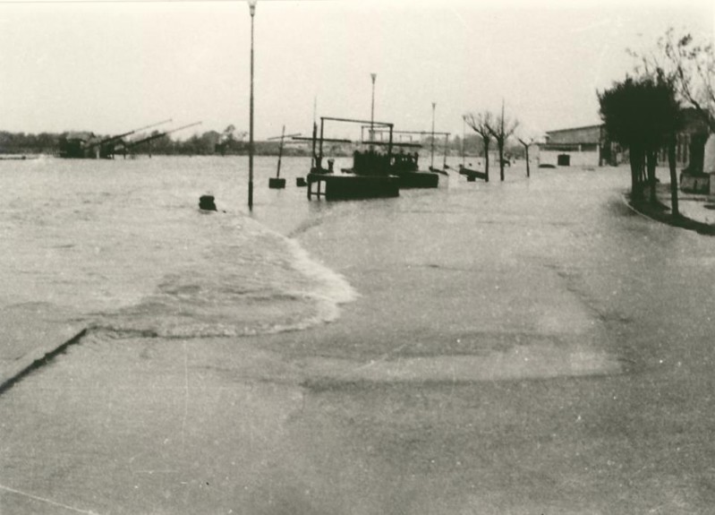 254b-PORTO GARIBALDI 1966 Il canale tracima e allaga la via del porto, allora come oggi! (254).jpg