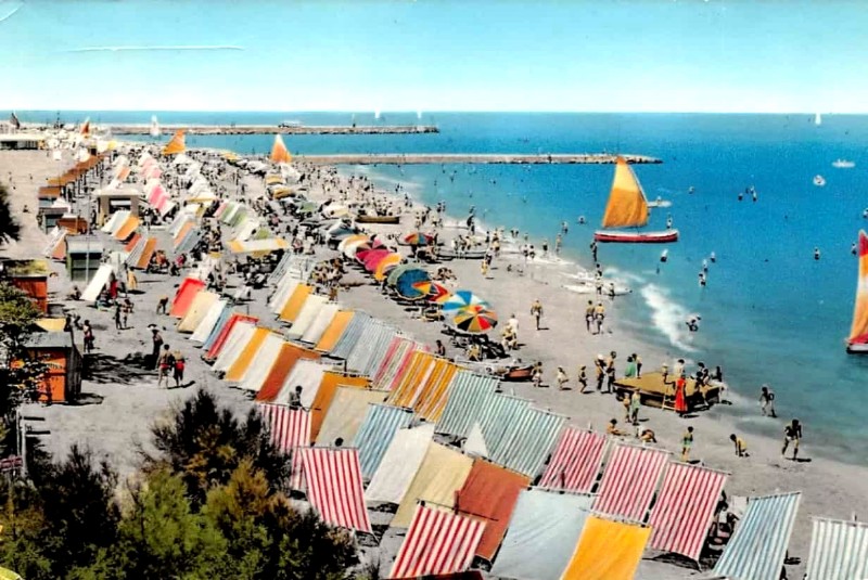 255g-Porto Garibaldi - La spiaggia nel pieno della stagione balneare. Anni '60..jpg