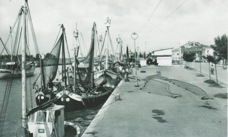 258a-Porto Garibaldi anni '60, pescherecci in porto.jpg