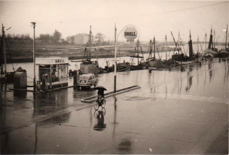 258b-Porto Garibaldi - Via Caduti del Mare-Via Matteotti, primi anni '60..jpg