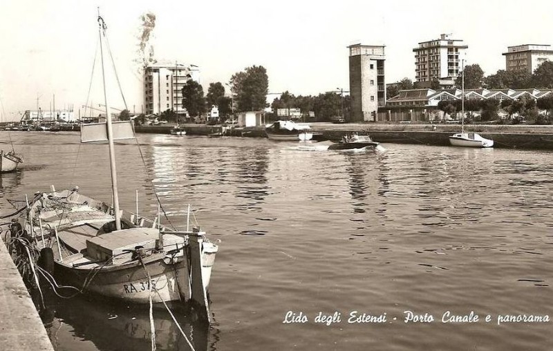 259b-Lido degli Estensi - Porto canale e panorama, anni '60..jpg