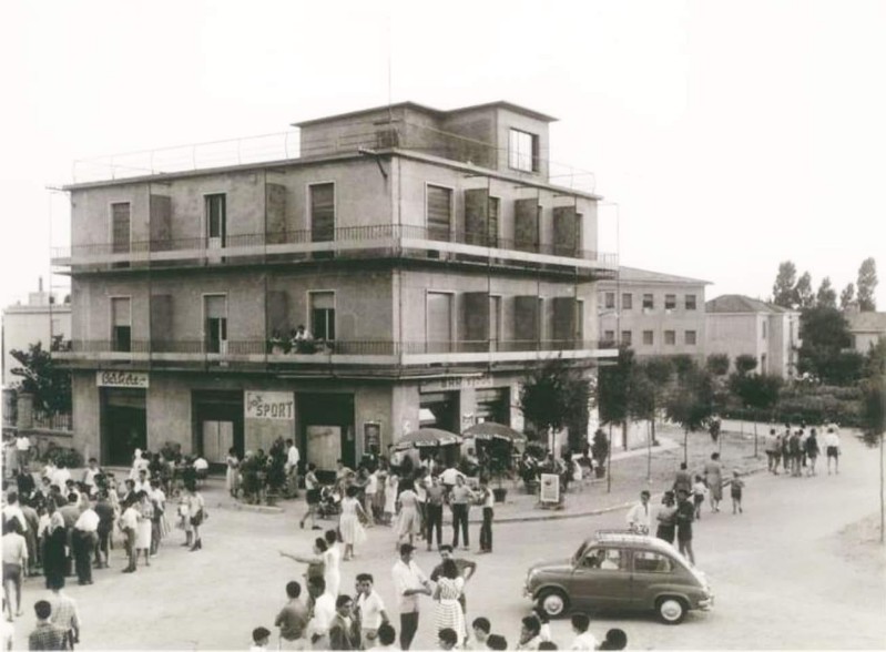 262a-Anni '60 - Porto Garibaldi - Piazza 3 Agosto con il mitico bar Sport.jpg