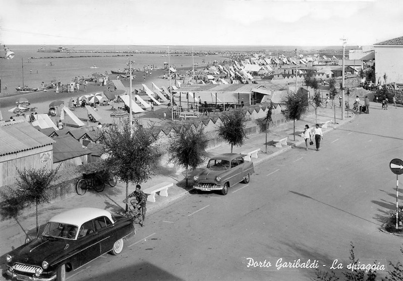 269b-Porto Garibaldi , la spiaggia, bagno Nettuno anni '60 con gli alberghi che cominciavano a fiorire.jpg