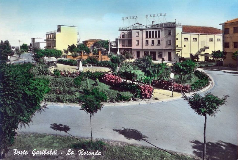 270c-PORTO GARIBALDI anni '60 Hotel e Cinema MARINA - Oggi l'Hotel non c'è più, è stato trasformato in appartamenti, e al posto del Cinema c'è un supermercato..jpg