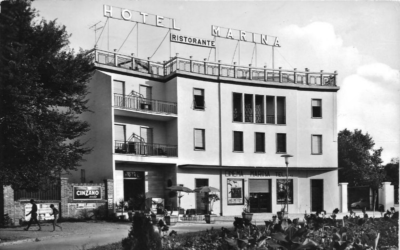 270d-PORTO GARIBALDI anni '60 - Il mitico Hotel MARINA con sotto il Cinema, gestito dall'altrettanto mitico Cleante, cinema che portava lo stesso nome dell'Hotel..jpg