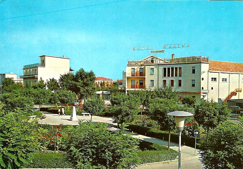 270f-Porto Garibaldi la Rotonda vista da un'altra angolazione, sullo sfondo l'Hotel Ristorante MARINA e il cinema Marina. Questa foto è datata luglio 1966..jpg