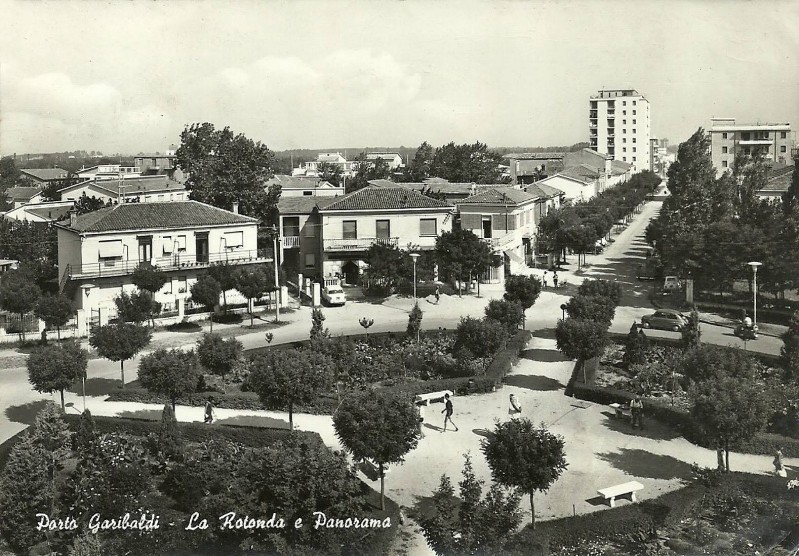 270h-Porto Garibaldi - La rotonda di Piazza 3 Agosto e panorama.jpg