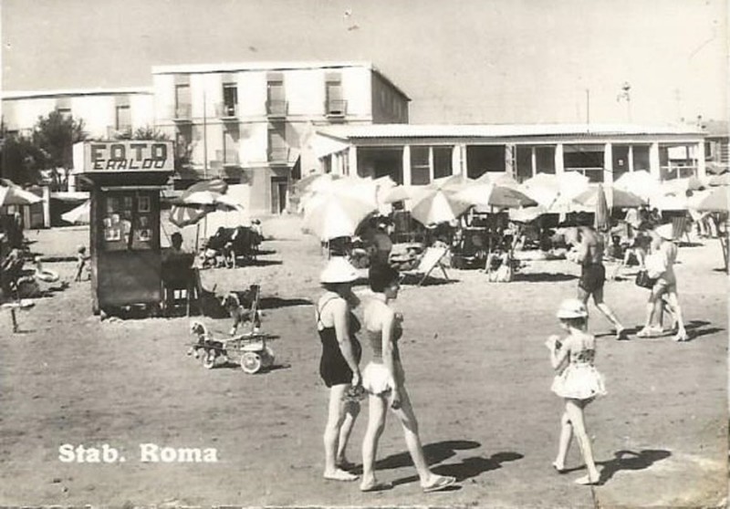 274a-Porto Garibaldi Estate 1960 - Foto Eraldo con la sua postazione itinerante davanti al Bagno Roma, dietro l'Hotel Ariston..jpg