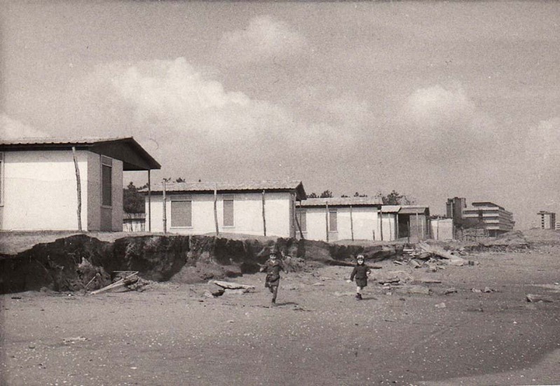 275b-PORTO GARIBALDI anni '60 La spiaggia di fronte al PARK EMILIO dopo una forte mareggiata. In lontananza si vede il VASCELLO D'ORO. 20 Marzo 1971..jpg