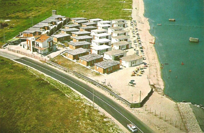 275c-Porto Garibaldi - Il Park Emilio negli anni'60. Notare i due bunker di fronte la spiaggia, il terzo era più a sud non ripreso nella foto..jpg