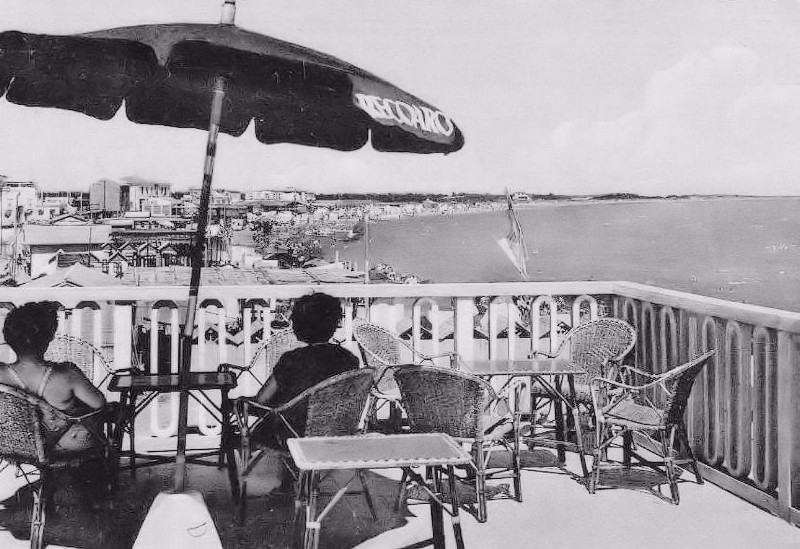 276b-Porto Garibaldi anni '50.panoramica dal Piccolo Bar..jpg