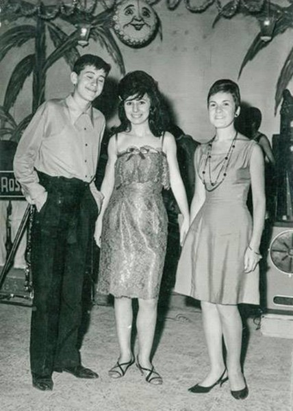 276e - PICCOLO BAR 1965 Anna Maria e Haideé Bellini per una foto ricordo con Gianni Morandi..jpg