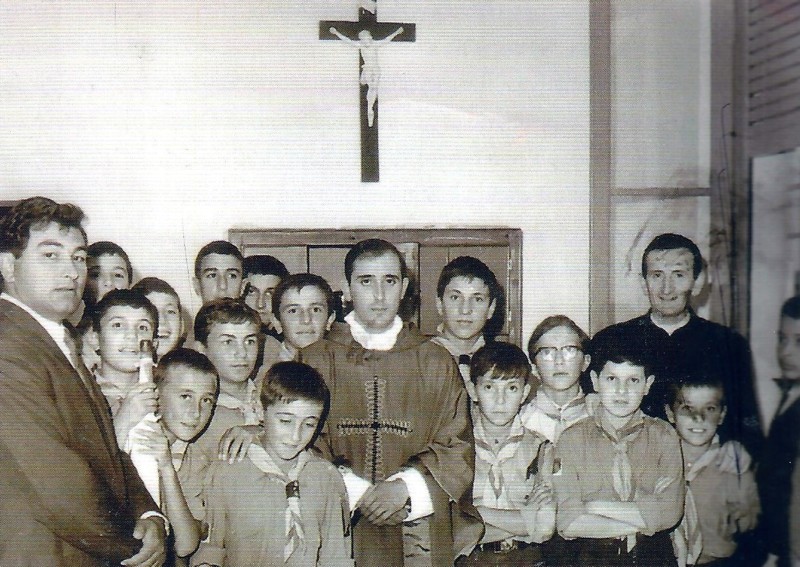 277a-siamo nel 1965, un gruppo di giovani scouts di Porto Garibaldi, appartenenti al gruppo A.S.C.I.,  istruttore, l'indimenticato Mimmo Ligabue, sulla ds Don Pietro Maconi.jpg