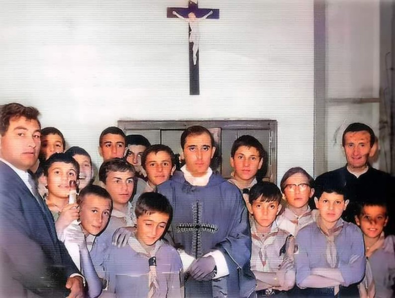 277b-Don Gino Bellotti al centro, con Mimmo Ligabue a sinistra e Don Pietro Maconi a destra della foto, insieme ai ragazzi del gruppo scouts in una foto del 1965 scattata a Porto Garibaldi.jpg