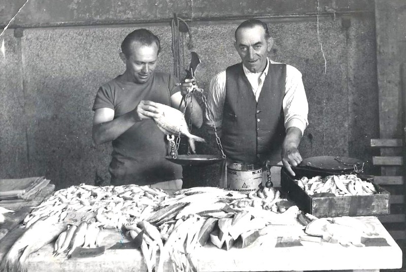 278d2-Porto Garibaldi pescheria di Luigi - Beneventi Nazzareno a ds, padre di Lidio Tano Nino Miro e Luigi alla sua ds della -Pescheria da Luigi di Porto Garibaldi- 1 luglio 1965..jpg