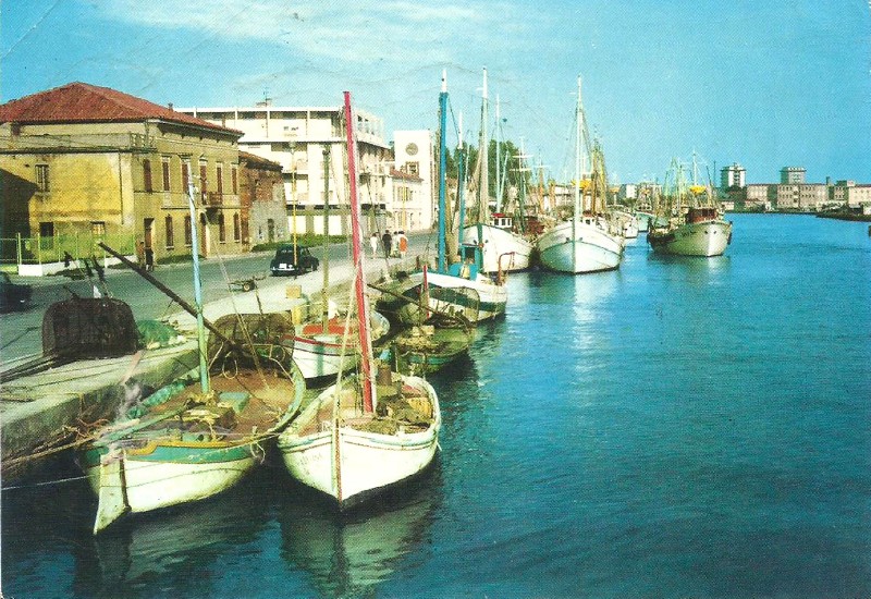 279h3-Porto Garibaldi anni '60. L'edificio giallo è Villa Bonnet-Pinza con annesso il rudere del magazzino del sale, demolito a fine anni '70.jpg