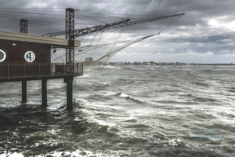 281a-Porto Garibaldi, il molo. Nato come paesino di pescatori si è sviluppato nel tempo diventando il primo insediamento balneare della costa ferrarese..jpg