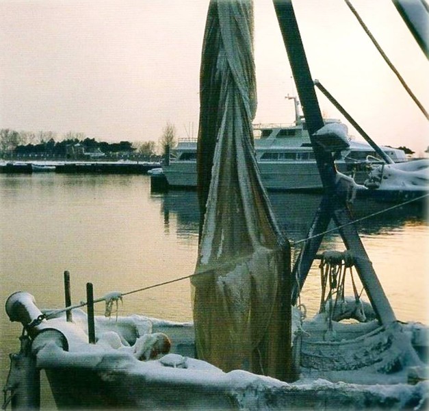 284-La grande nevicata del 1985 sul porto..jpg