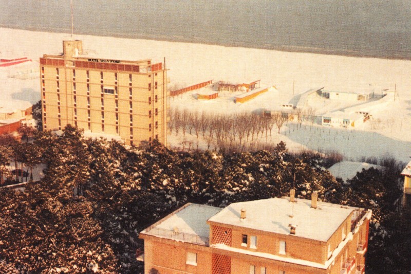 285g-Lido degli Estensi dopo la nevicata del 1985 - In primo piano il VELA e il LEVANTE..jpg