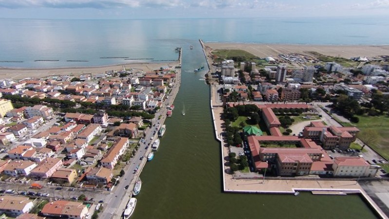 286a-Adeguamento delle banchine e del molo di Porto Garibaldi e sistemazione dell'argine Porto Garibaldi - Italy  2015.jpg