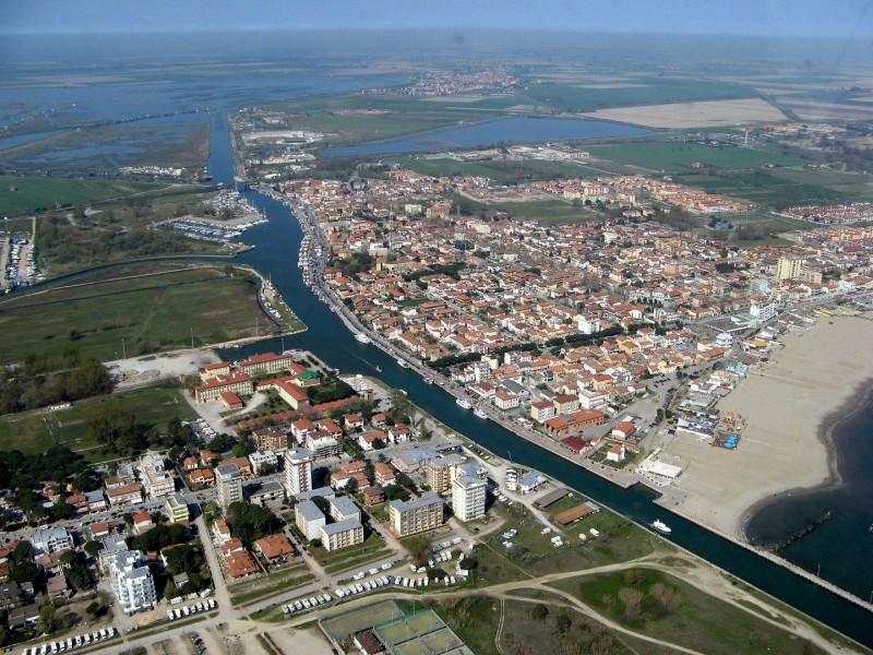 286b-Bellissimo panorama della Porto Garibaldi odierna (a destra del canale, che sfocia in basso, nel Mare Adriatico), con la sua spiaggia e la parte Nord del Lido degli Estensi, aldilà del canale..jpg