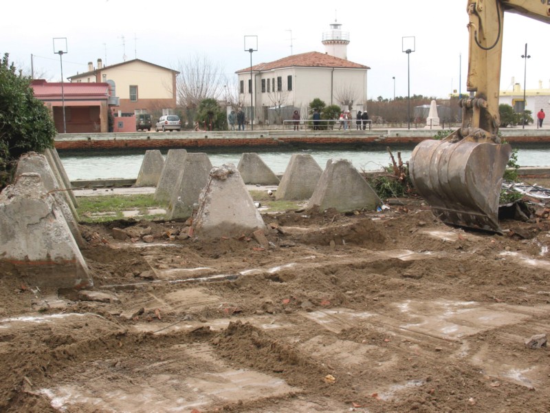 286c) I denti anti sbarco alla Lega Navale, hanno levato gli ultimi ... invece di metterli in risalto assieme ai Fortini creando qualcosa che rimanesse per sempre nella nostra storia..jpg