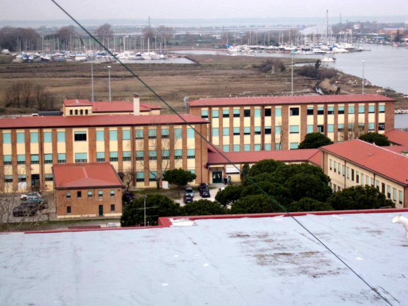 286h-istituto ex E.N.A.O.L.I sullo sfondo darsena Marina degli Estensi, Lido Estensi 27-03-2018. Foto scattate dal terrazzo condominio Luisa Lido Estensi..jpg