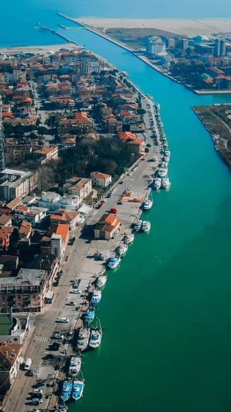 286r) Porto Garibaldi vista dall'alto. In primo piano, davanti alle scuole vecchie, il vecchio mercato del pesce..jpg