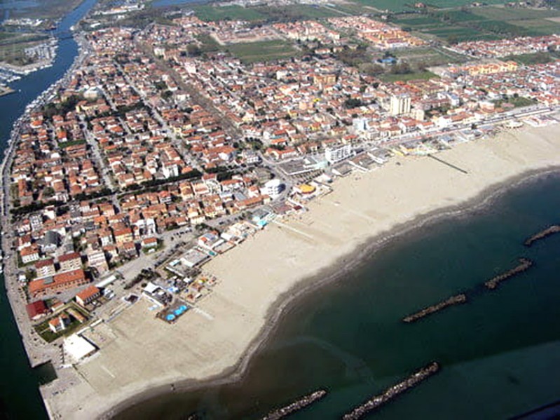 286s-Porto Garibaldi - panorama aereo della località rivierasca, con la spiaggia in primo piano..jpg