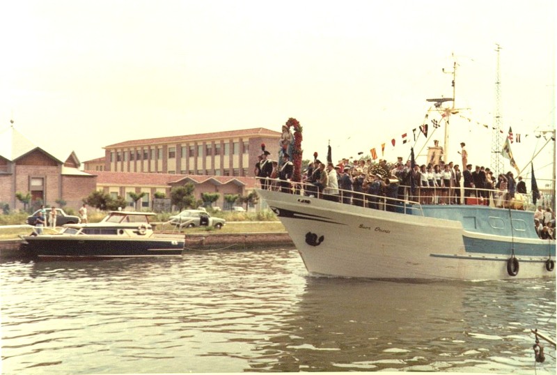 286z) Porto Garibaldi, il porto canale durante la Festa della Madonna del Mare, negli anni 70.jpg