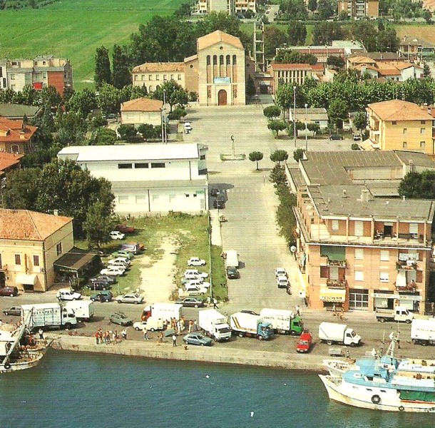 287a-Porto Garibaldi. prima che fosse realizzato l'edificio del mercato del pesce. Anni '80..jpg