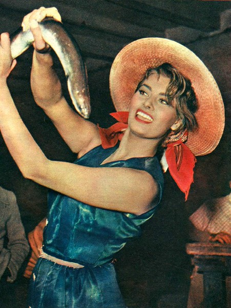 297c-AUGURI !!!! Sophia Loren alle prese con l'anguilla di Comacchio durante le riprese del film - La Donna del Fiume- girato a Comacchio nel 1954.jpg