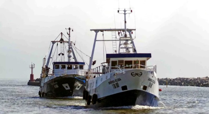 300c-Porto Garibaldi - Pescherecci di ritorno dalla pesca in entrata nel porto canale.jpg