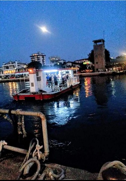 303-Il traghetto che attraversa il porto canale, da Porto Garibaldi a Lido Estensi..jpg